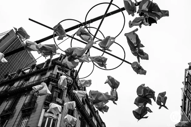 Pañuelos de abuelas de plaza de mayo sobre el cielo en blanco y negro. 