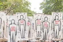 Siluetas de personas desaparecidas por la última dictadura militar argentina durante una manifestación. 
