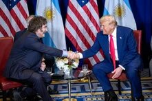 Apreton de manos entre Javier Milei y Donald Trump en el contexto de la CPAC 2026