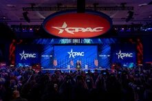 Donald Trump sobre el escenario de la conferencia CPAC 2025