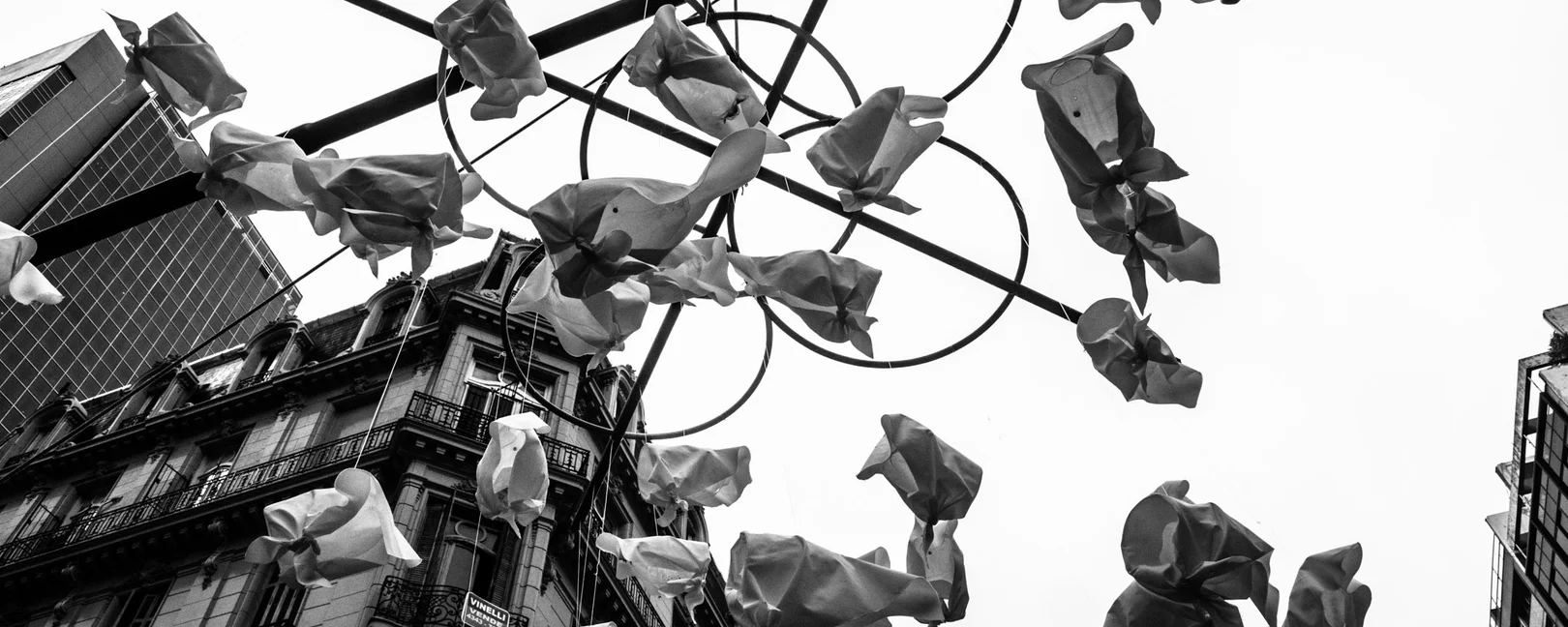 Pañuelos de abuelas de plaza de mayo sobre el cielo en blanco y negro. 