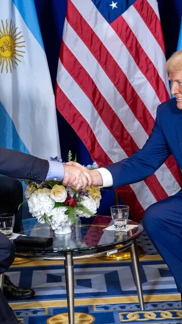 Apreton de manos entre Javier Milei y Donald Trump en el contexto de la CPAC 2026