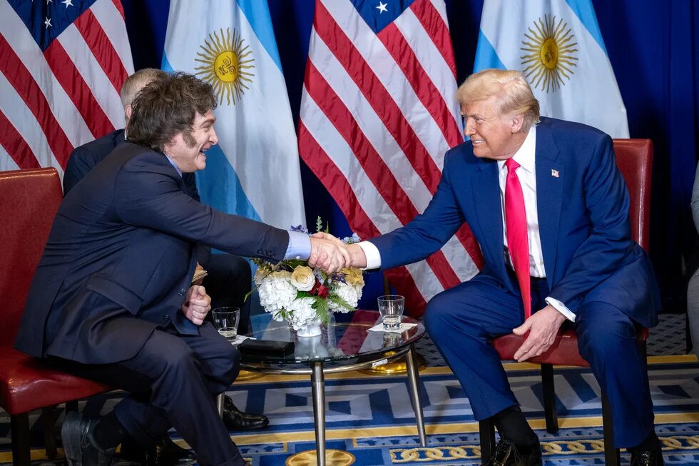Apreton de manos entre Javier Milei y Donald Trump en el contexto de la CPAC 2026