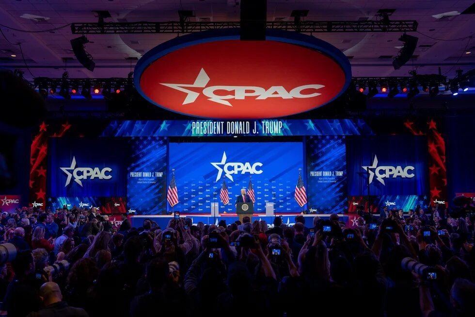 Donald Trump sobre el escenario de la conferencia CPAC 2025