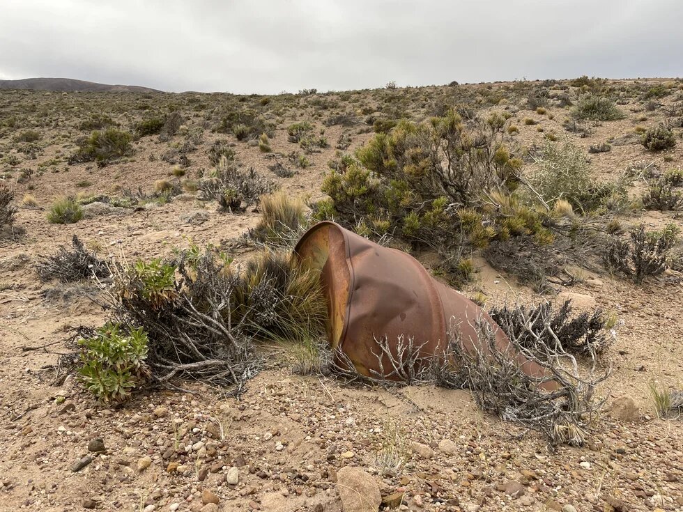 Barril de petróleo enterrado en la tierra en la Patagonia. 