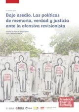 Portada de publicación con fotografía de siluetas de desaparecidos con sus nombres durante manifestación. 
